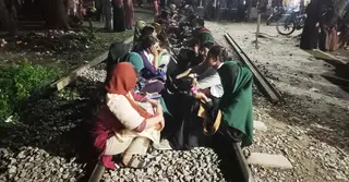 ছয় দফা দাবিতে রেলপথ অবরোধ করে বাকৃবি শিক্ষার্থীদের বিক্ষোভ